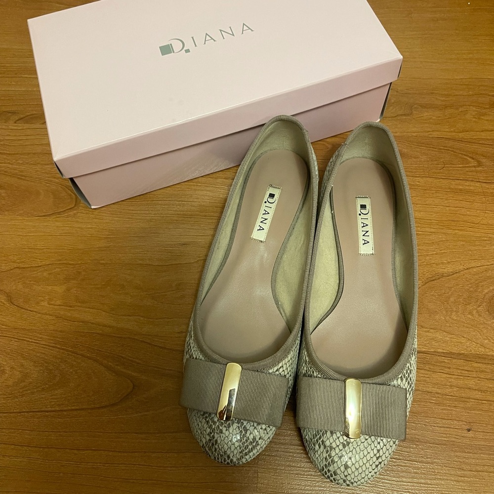 DIANA japanese brand snakeskin flats